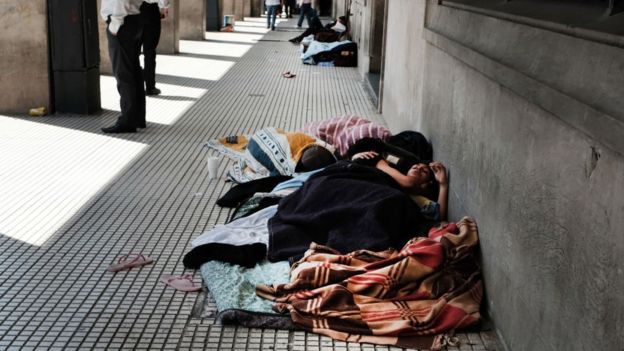 Gente durmiendo en la calle en Buenos Aires.