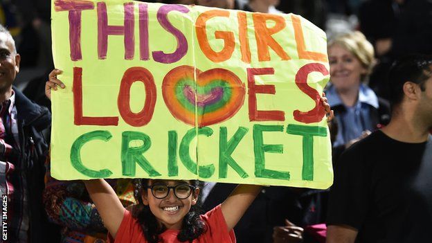 A fan at the Hundred final holds up a sign saying 'this girl loves cricket'