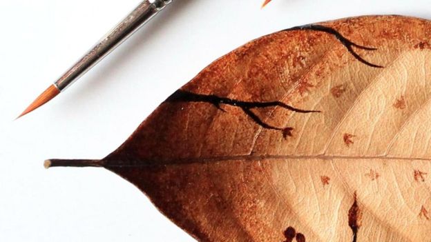 Индонезийский художник Гидак аль-Низар использует кофейную гущу для создания изящных рисунков на листьях, керамике и меламине