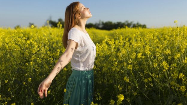 Mujer entre flores