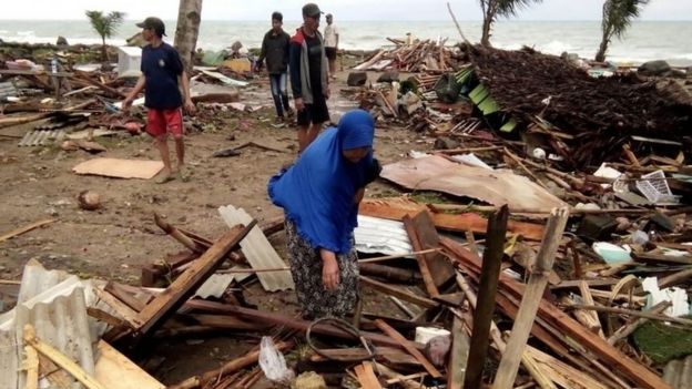 Residents inspect the damage to their homes on Carita Beach, Indonesia. Photo: 23 December 2018