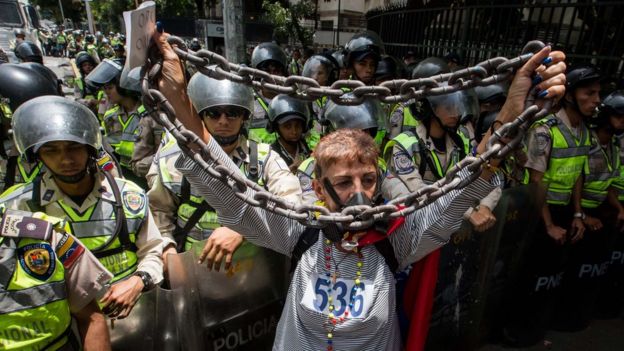 Gas pimienta contra bastones: así fue la "marcha de los abuelos" que protestó contra el gobierno Nicolás Maduro en Venezuela _96036867_b0e87269-2046-49c6-99de-03909a49544c