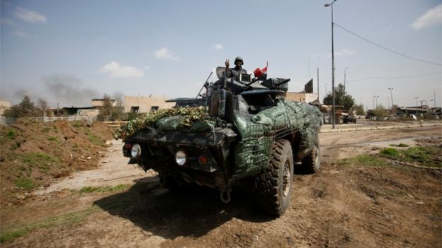 مركبة مدرعة عراقية تشارك في عملية الموصل