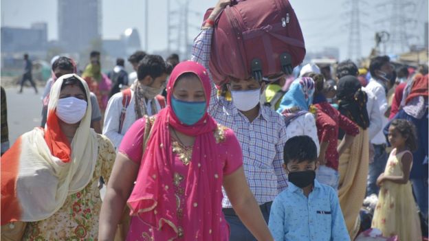 Trabajadores migrantes vuelven a sus hogares el 29 de marzo, en el quinto día de bloque decretado en India por la pandemia del coronavirus. Ghaziabad, India