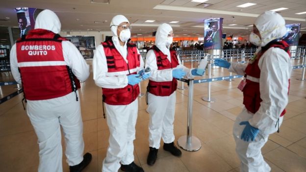 Personal sanitario en el aeropuerto de Quito.