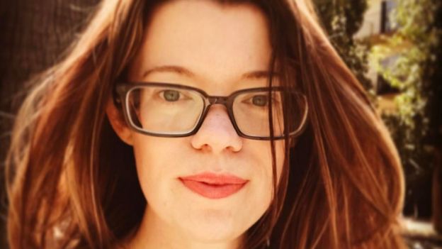 Foto do Instagram de Eileen Carey usando óculos e cabelo castanho