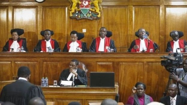 Jaji Maraga na wenzake katika mahakama ya juu nchini Kenya