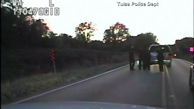 Mientras está rodeado por cuatro policías, Crutcher aparentemente recibe un disparo de arma de electrochoque y luego otro de fuego.
