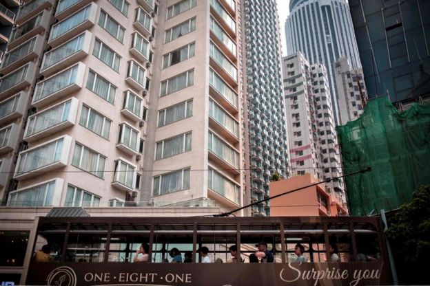 Một xe điện đi qua những chung cư cao ngất tại khu Wanchai của HongKong hôm 28/9/2019. Thiếu thốn nhà ở tại thành phố này là một vấn nạn