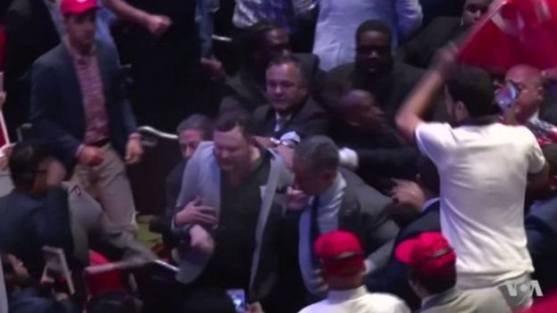 محتجون على أردوغان