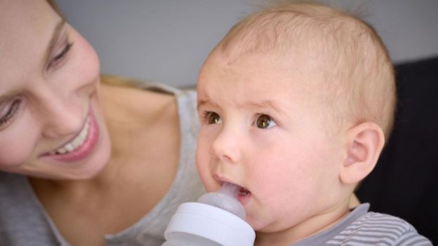 Bebê toma leite artificial