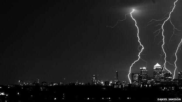 Lightning, Canary Wharf