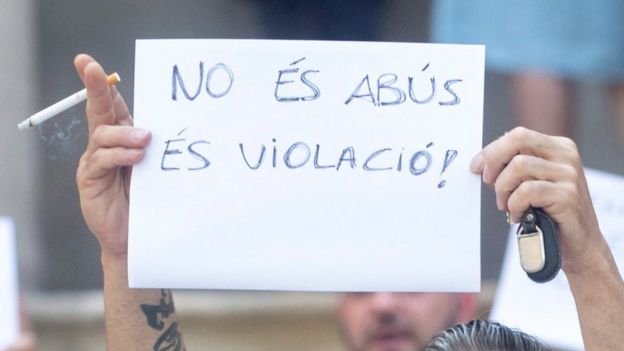 El tÃ­o de la vÃ­ctima levanta una pancarta en catalÃ¡n en la que se lee: "No es abuso, Â¡es violaciÃ³n!", el pasado 3 de julio.