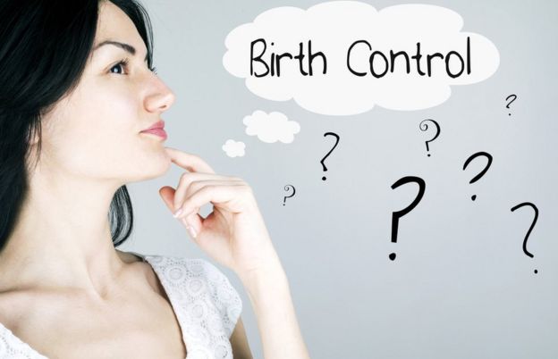 Mujer que duda sobre qué método anticonceptivo elegir