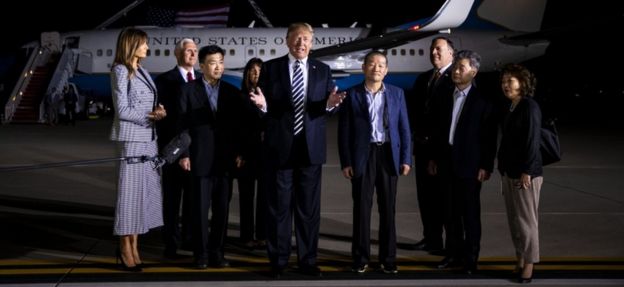US President Donald Trump with US prisoners released by North Korea (10 May 2018)