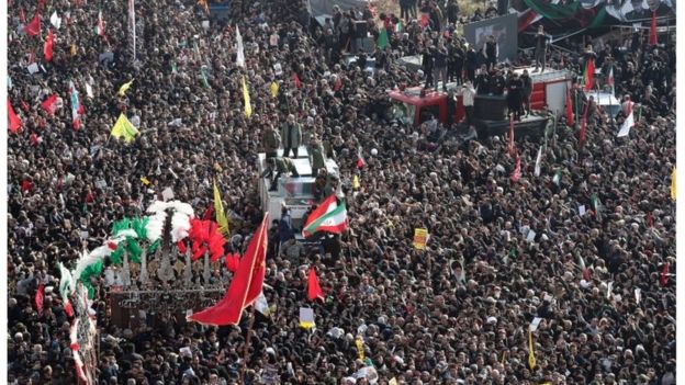 Milhares acompanham funeral de Soleimani