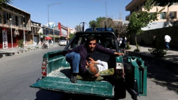 عشرات القتلى ومئات الجرحى في انفجار انتحاري بسيارة مفخخة بالحي الدبلوماسي في كابول _96281177__96282281_039795410-1
