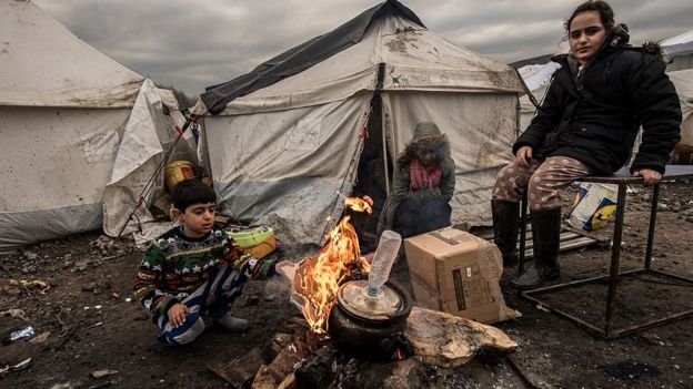 Niños en el campo de refugiados de Dunkirk, en Francia.