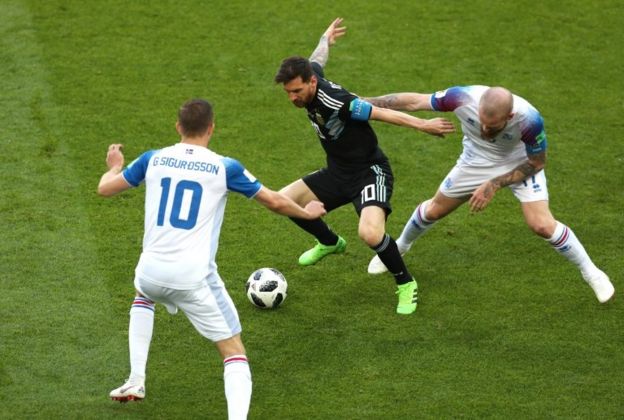 Messi está muy bien marcado por los defensas islandeses.