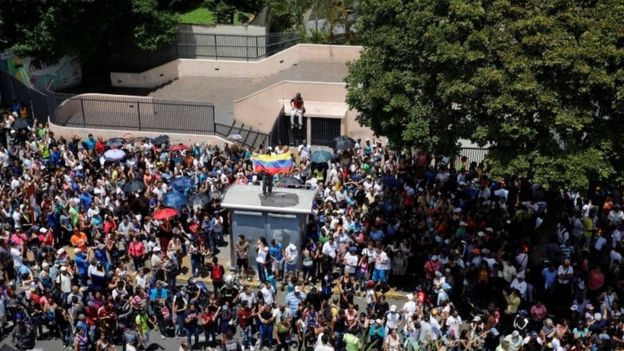 Los partidarios de la oposición se reúnen durante un plebiscito no oficial contra el gobierno del presidente Nicolás Maduro y su plan para reescribir la Constitución, en Caracas, Venezuela, 16 de julio de 2017.