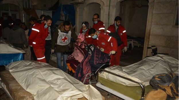 Médicos de la Cruz Roja y la Media Luna Roja en un antiguo asilo en Alepo