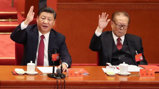 Presidente chino Xi Jinping junto al expresidente Jiang Zemin