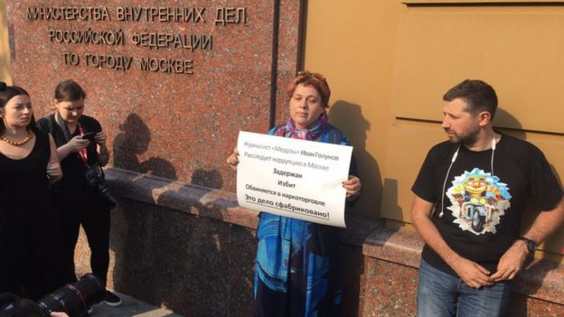Главный редактор портала "Такие дела" Анастасия Лотарева и другие журналисты по очереди проводят пикеты