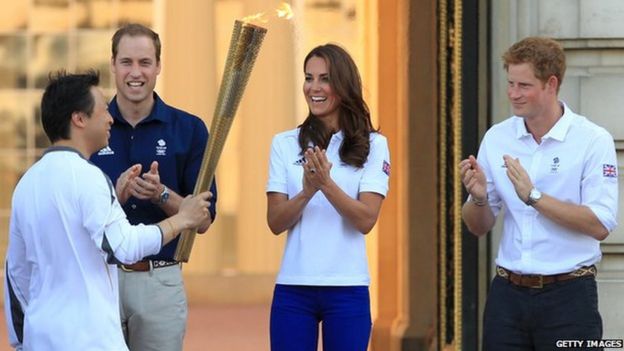 El portador de la antorcha olímpico Wai-Ming Lee, el príncipe Guillermo, la duquesa de Cambridge y el príncipe Harry en julio de 2012.