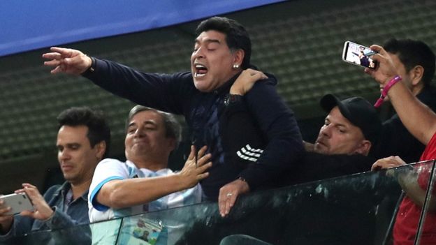 Maradona fue todo un personaje en las gradas, estando activo desde el primer minuto alentando a la Albiceleste.