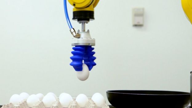 Robô da Soft Robotics pegando um ovo