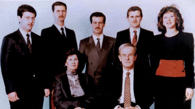 El presidente sirio Hafez al Asad y su esposa Anisa Makhlouf (sentada), con sus hijos en 1985.