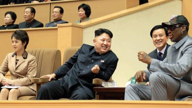 El presidente norcoreano, Kim Jong Un, su mujer, Ri Sol Ju, y el jugador de baloncesto estadounidense Dennis Rodman.