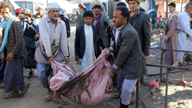 People carry the body of a man recovered from the site of a suspected Saudi-led coalition air strike in Sahar district, Saada province, Yemen (1 November 2017)