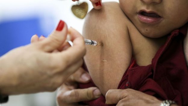 Crisan;a recebendo vacina contra sarampo