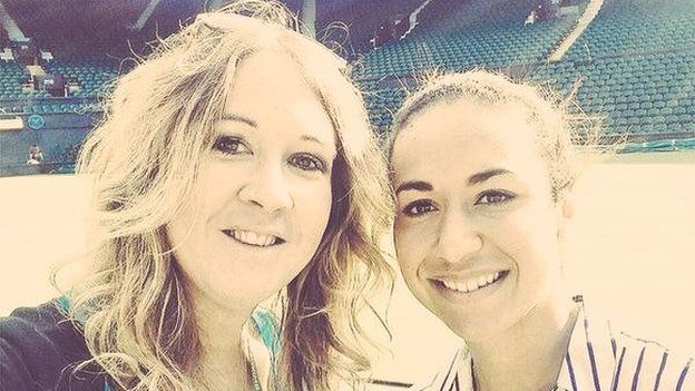 Uchafbwynt Wimbledon i Heather Watson, cipio pwyntiau lu yn erbyn Serena Williams? Nage siwr! Llun efo Catrin Heledd!