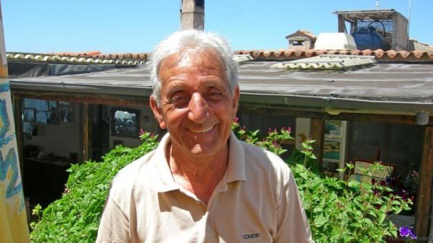 தனது உணவுவிடுதியிக்கு வெளியே அரசர் அந்தோனியா