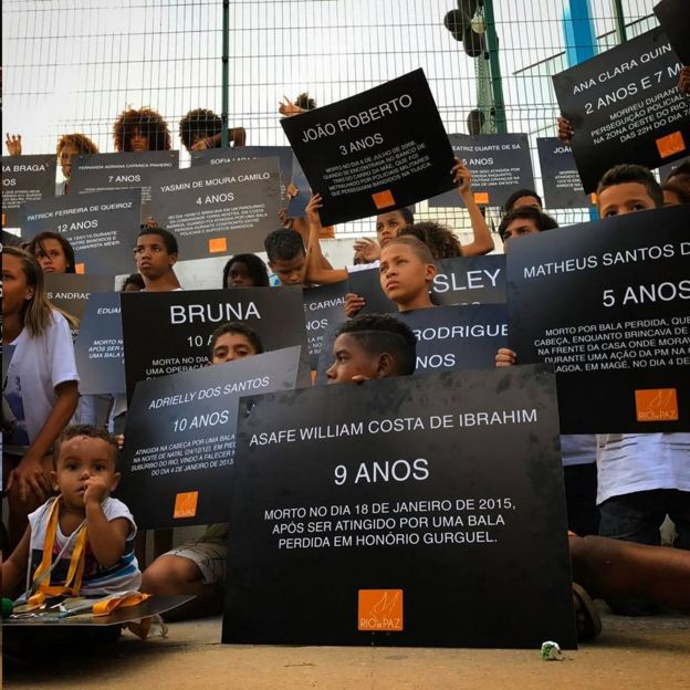 Manifestação da ONG Rio de Paz traz cartazes com nomes e histórias de crianças mortas por balas perdidas no Rio