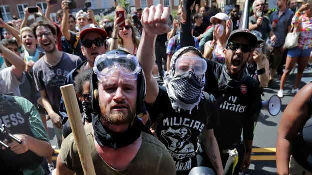 Manifestantes antifascistas en Charlottesville.