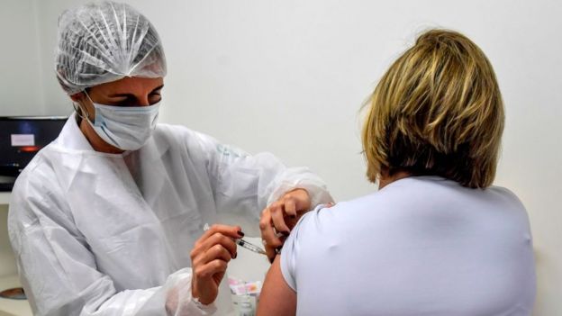 Prueba de la vacuna de AstraZeneca en Brasil