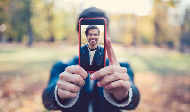 Hombre haciendo un selfie