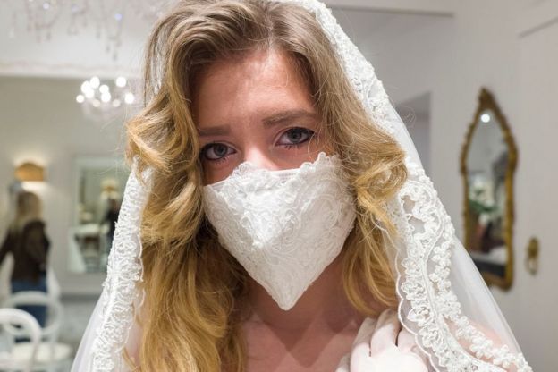 Traje de novia con mascara protectora