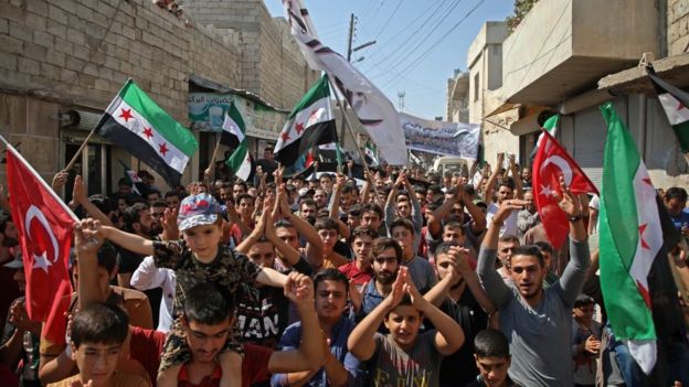 İdlib'in 20 kilometre kuzey batısında, muhaliflerin elindeki Hazanu kasbasında Cuma günü yapılan bir gösteri