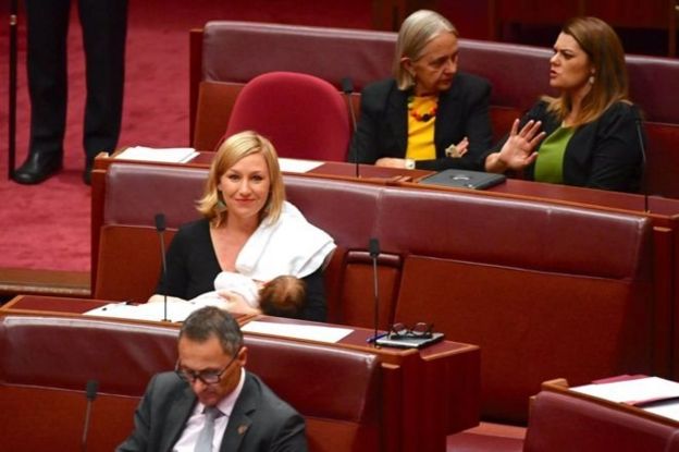 2017年，澳大利亚绿党女议员拉莉莎·沃特斯（Larissa Waters）在议会为孩子哺乳