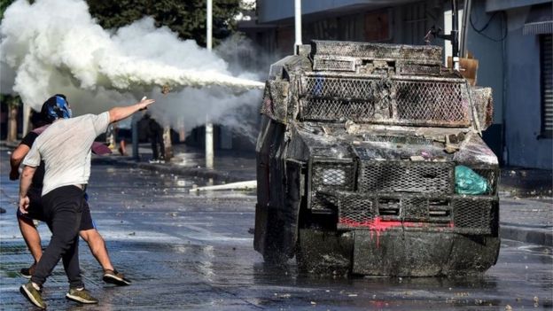 Los manifestantes chocan con la policía el 23 de febrero de 2020,
