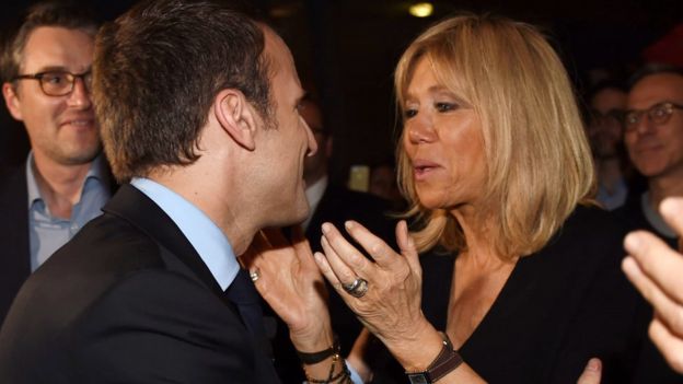 Emmanuel Macron hôn vợ, bà Brigitte Trogneux, khi ông tới một cuộc vận động tranh cử ở Talence, Tây Nam nước Pháp, hôm 9/3/2017