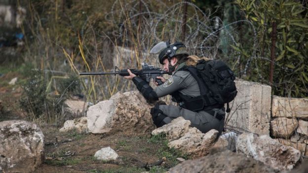 Soldado israelente com arma apontada