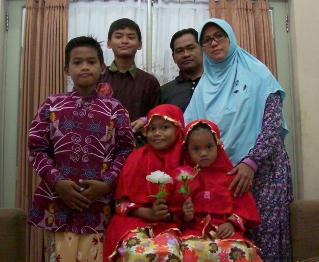 Keluarga suami istri Dita Oepriarto dan Puji Kuswati, pelaku serangan bom bunuh diri tiga gereja Surabaya, yang membawa serta seluruh empat anak mereka dalam kematian itu.