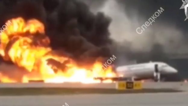 После третьего удара самолет частично разрушился и начался пожар