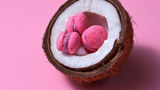 Imagem de doces macarron dentro de um coco