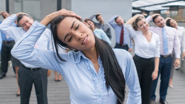 Empleados haciendo ejercicios
